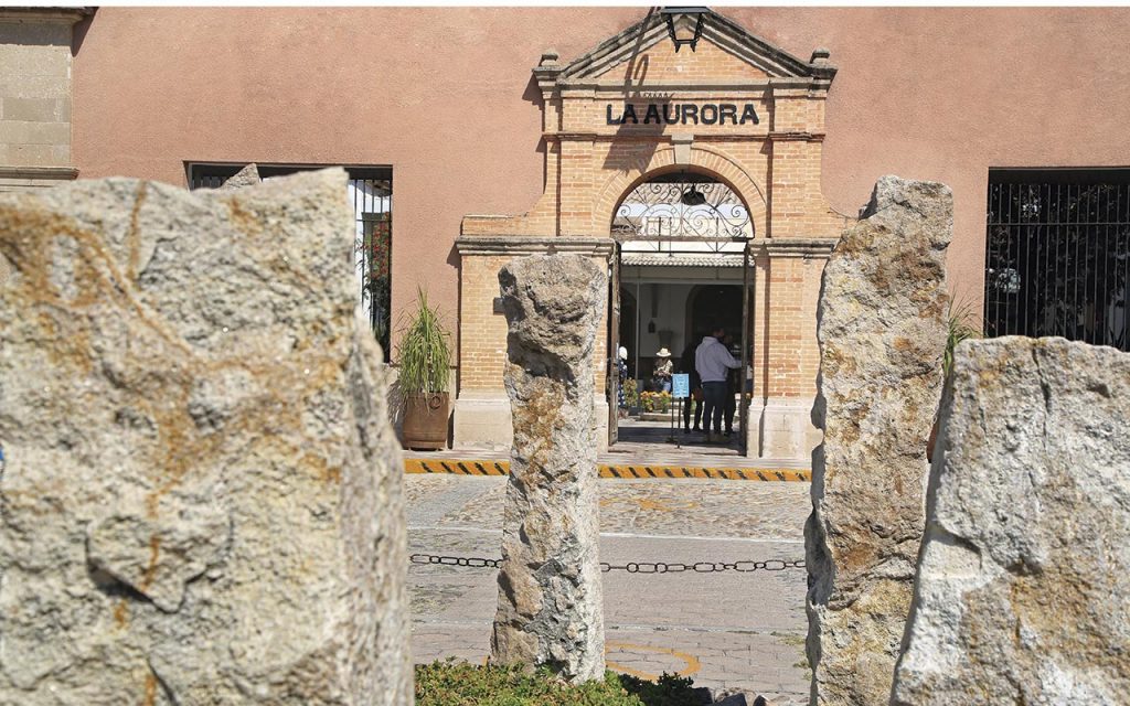 https://mdw-travel-data-us-east-1.s3.amazonaws.com/img/country/Mexico/Fabrica-La-Aurora/img_00.jpg