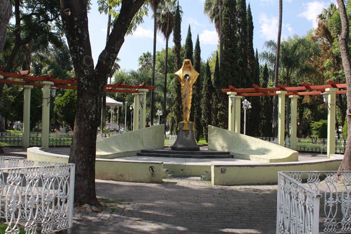 https://mdw-travel-data-us-east-1.s3.amazonaws.com/img/country/Mexico/Glorieta-Chapalita/img_01.jpg