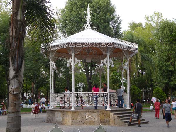 https://mdw-travel-data-us-east-1.s3.amazonaws.com/img/country/Mexico/Glorieta-Chapalita/img_02.jpg