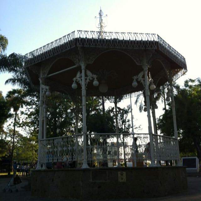 https://mdw-travel-data-us-east-1.s3.amazonaws.com/img/country/Mexico/Glorieta-Chapalita/img_03.jpg