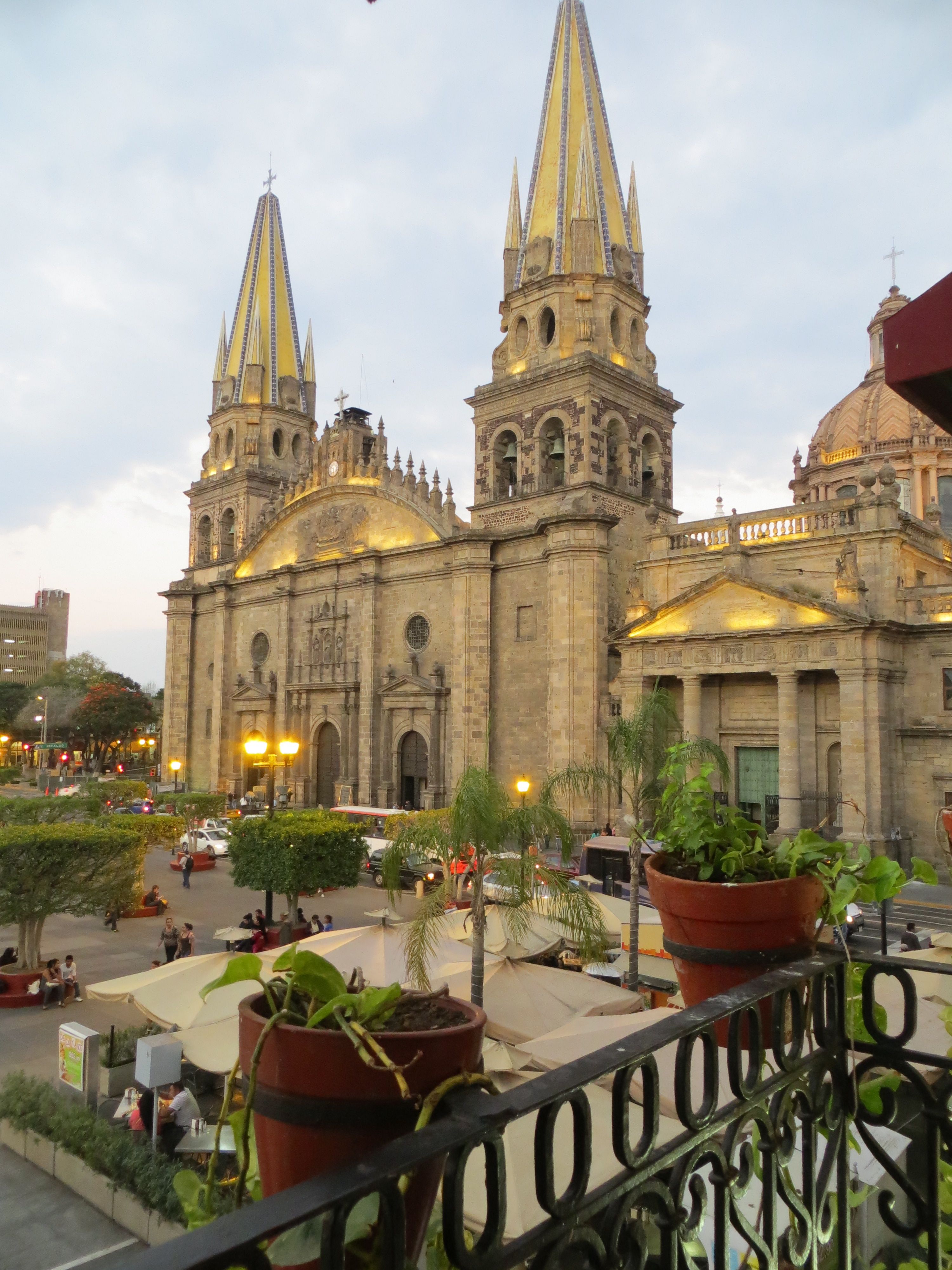 https://mdw-travel-data-us-east-1.s3.amazonaws.com/img/country/Mexico/Guadalajara-Cathedral/img_00.jpg