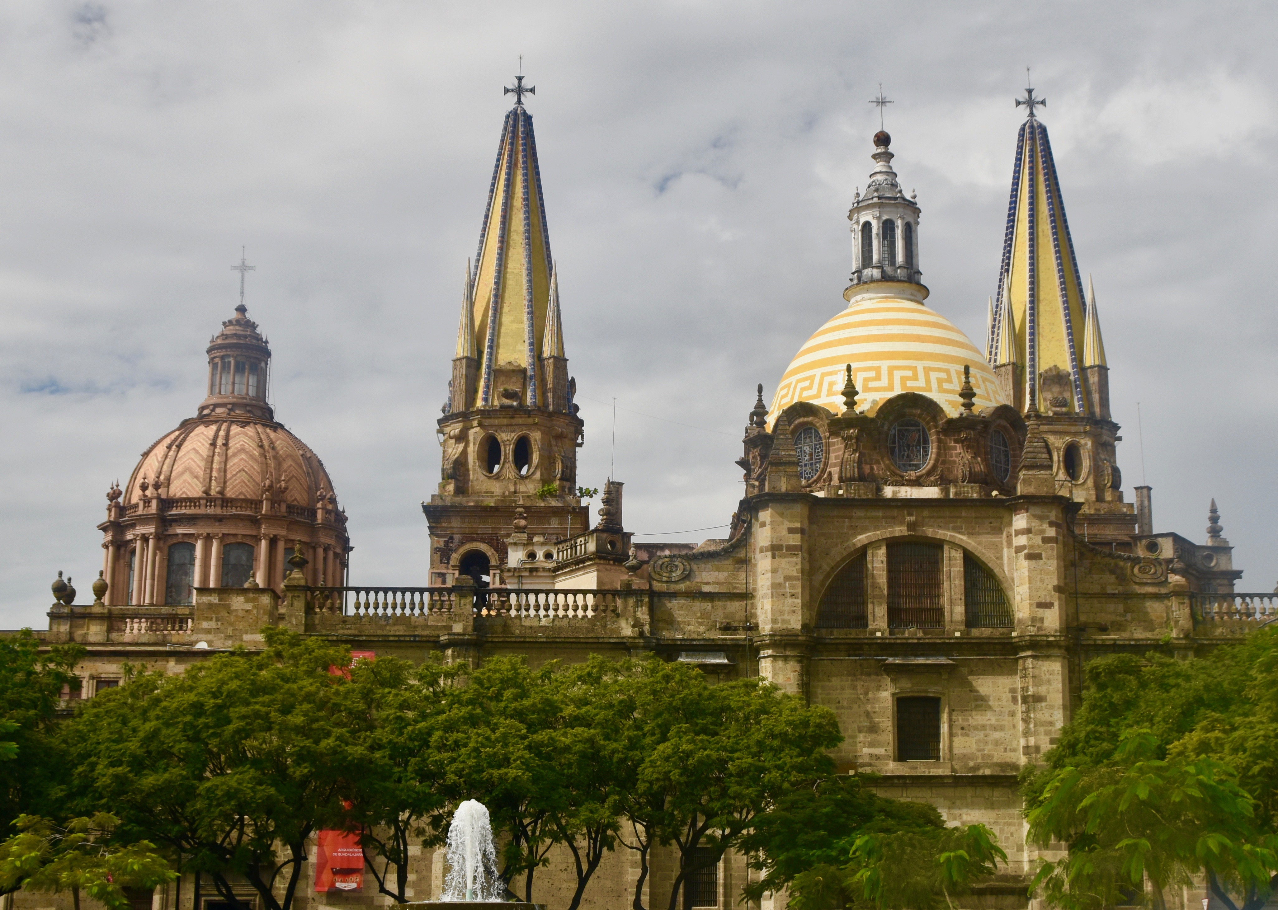 https://mdw-travel-data-us-east-1.s3.amazonaws.com/img/country/Mexico/Guadalajara-Cathedral/img_03.jpg