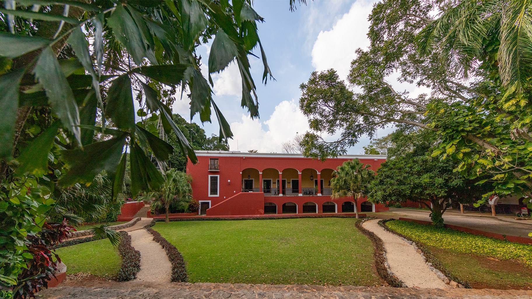 https://mdw-travel-data-us-east-1.s3.amazonaws.com/img/country/Mexico/Hacienda-Sotuta-de-Peon/img_01.jpg