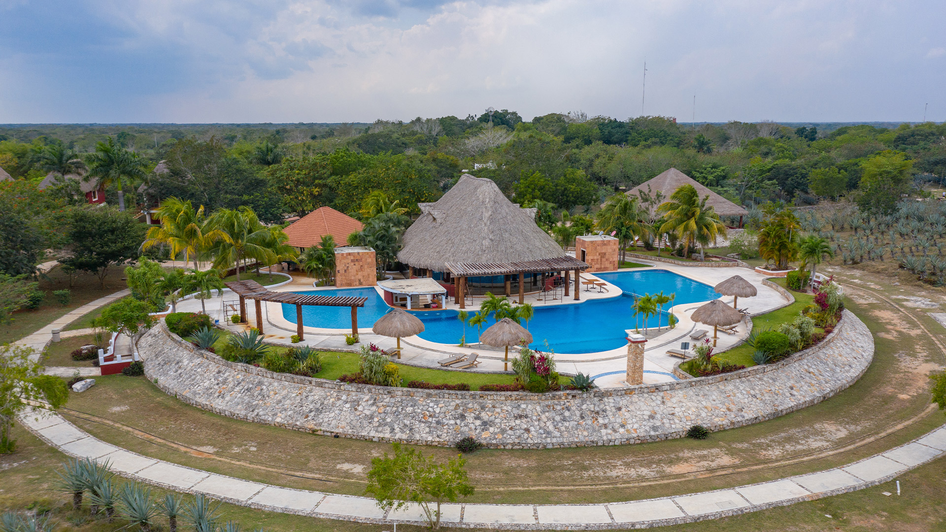 https://mdw-travel-data-us-east-1.s3.amazonaws.com/img/country/Mexico/Hacienda-Sotuta-de-Peon/img_03.jpg