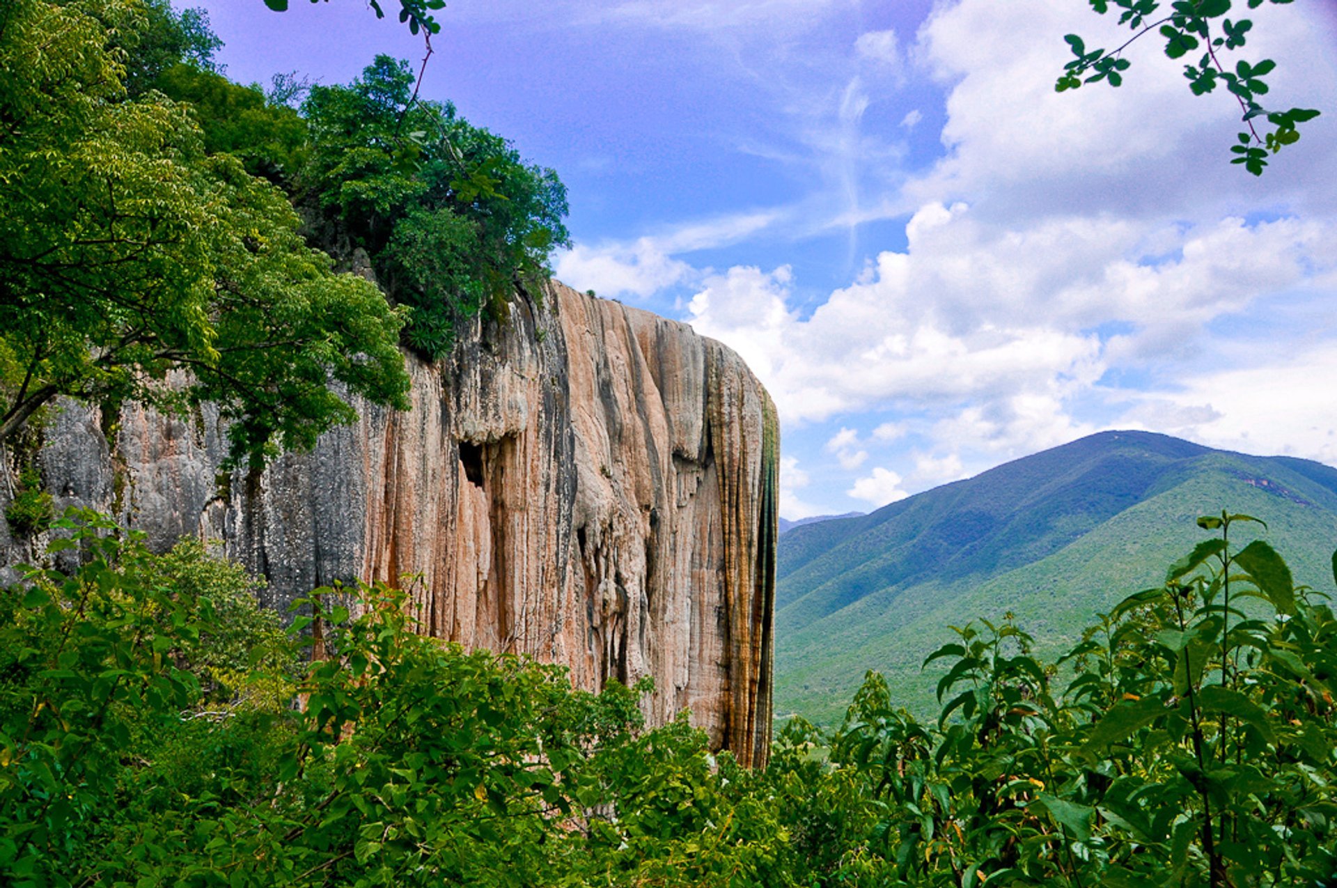 https://mdw-travel-data-us-east-1.s3.amazonaws.com/img/country/Mexico/Hierve-el-Agua/img_01.jpg