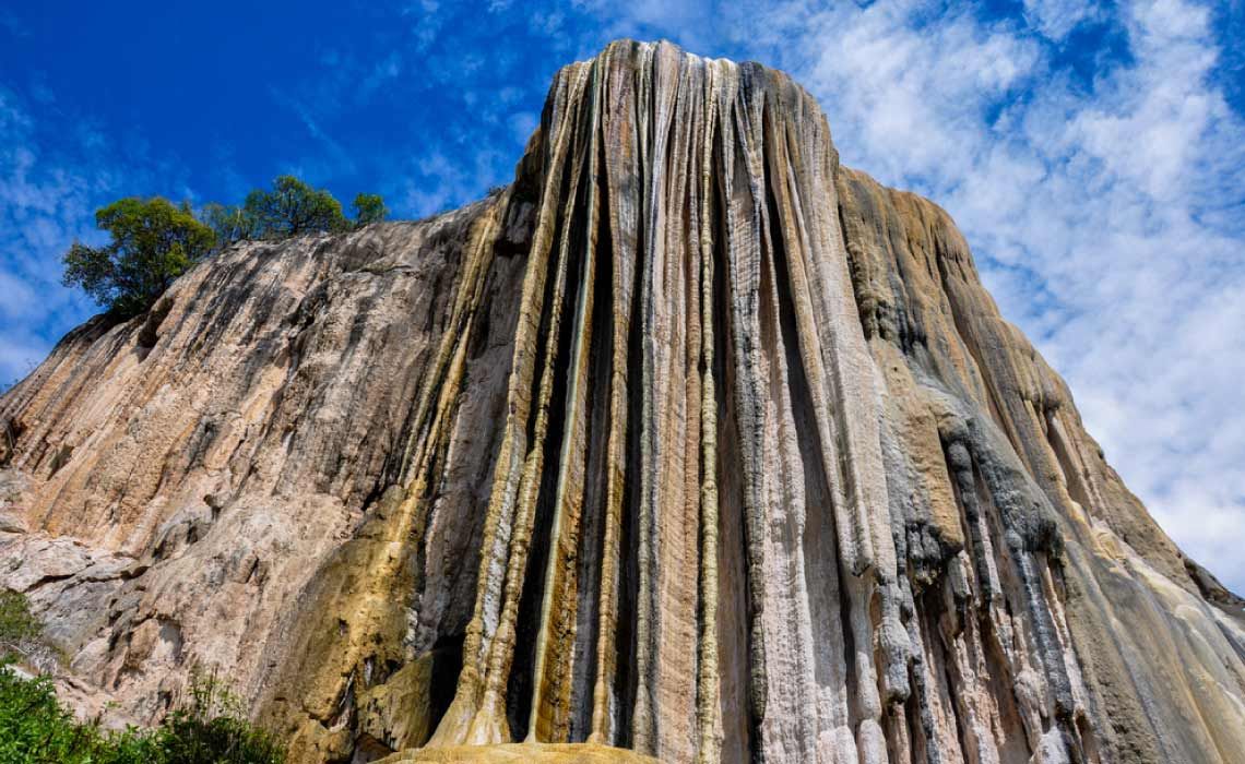 https://mdw-travel-data-us-east-1.s3.amazonaws.com/img/country/Mexico/Hierve-el-Agua/img_03.jpg
