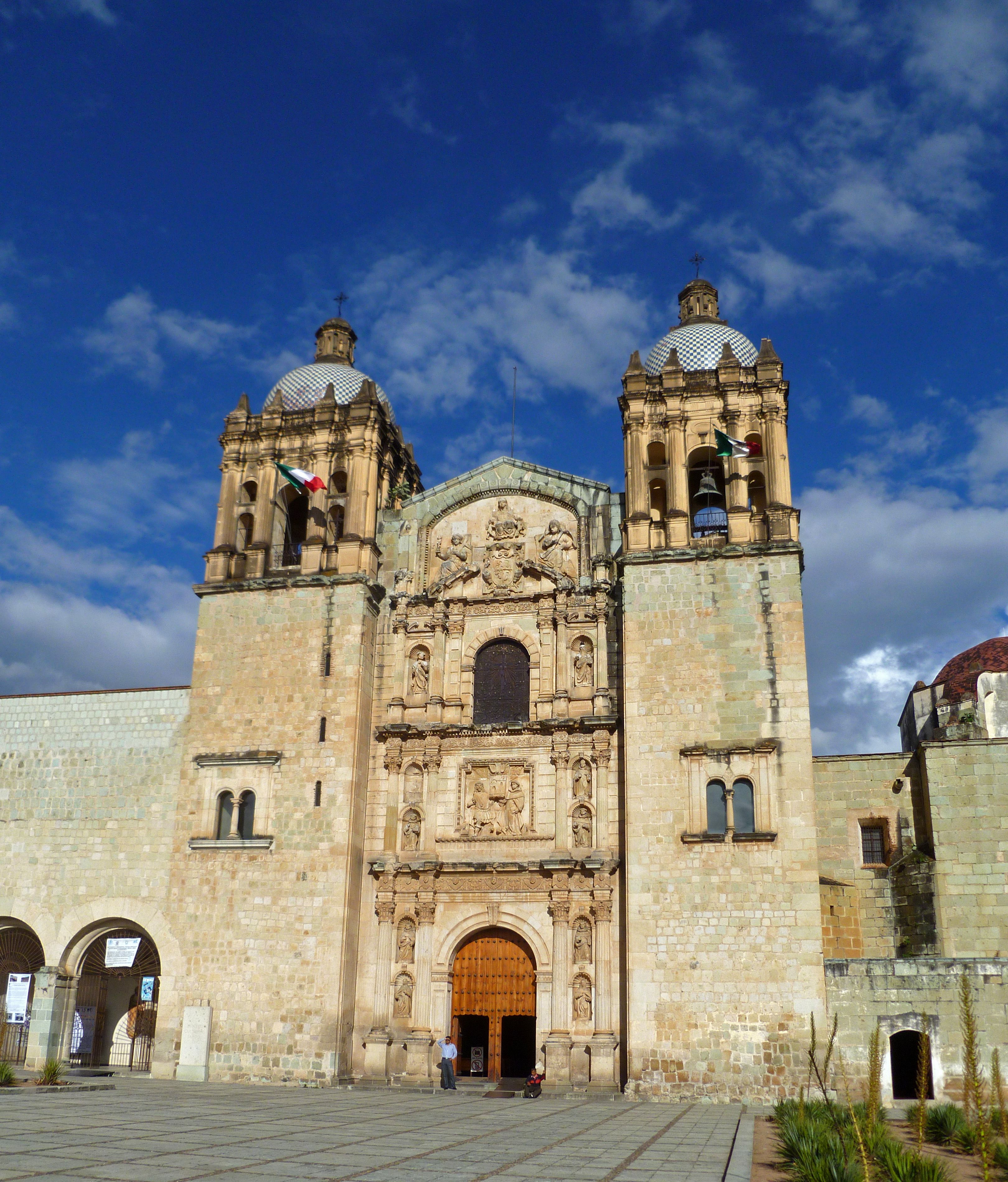https://mdw-travel-data-us-east-1.s3.amazonaws.com/img/country/Mexico/Iglesia-de-Santo-Domingo/img_01.jpg