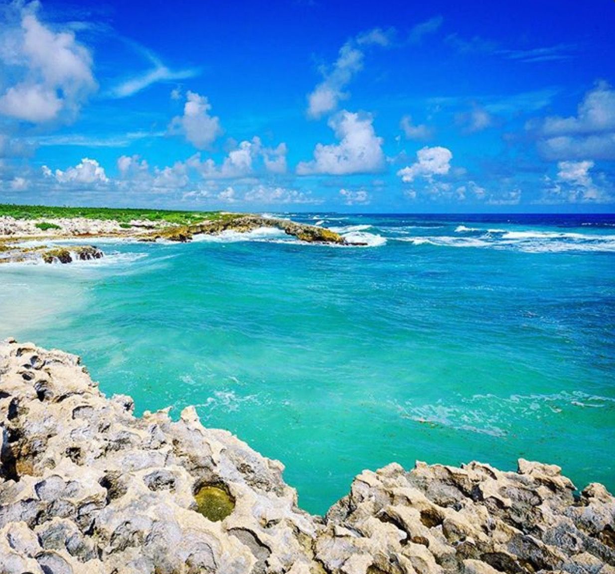 https://mdw-travel-data-us-east-1.s3.amazonaws.com/img/country/Mexico/Isla-Cozumel/img_01.jpg
