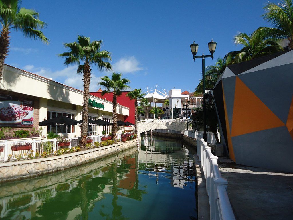 https://mdw-travel-data-us-east-1.s3.amazonaws.com/img/country/Mexico/La-Isla-Shopping-Village/img_01.jpg