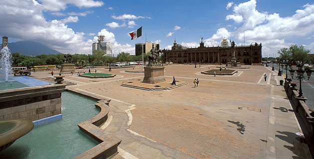 https://mdw-travel-data-us-east-1.s3.amazonaws.com/img/country/Mexico/Macroplaza/img_02.jpg