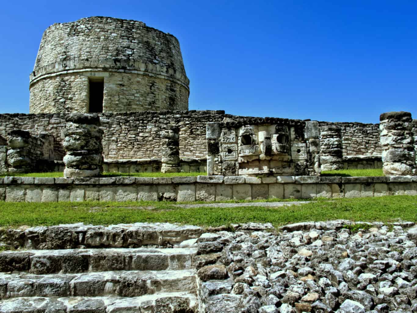 https://mdw-travel-data-us-east-1.s3.amazonaws.com/img/country/Mexico/Mayapan/img_01.jpg