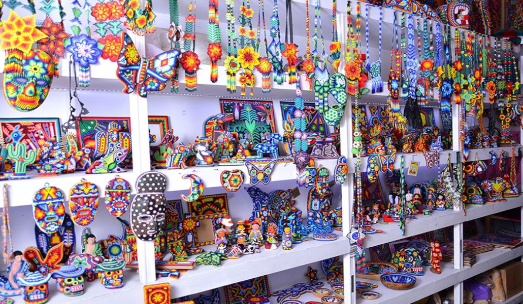 https://mdw-travel-data-us-east-1.s3.amazonaws.com/img/country/Mexico/Mercado-de-Artesanias/img_03.jpg