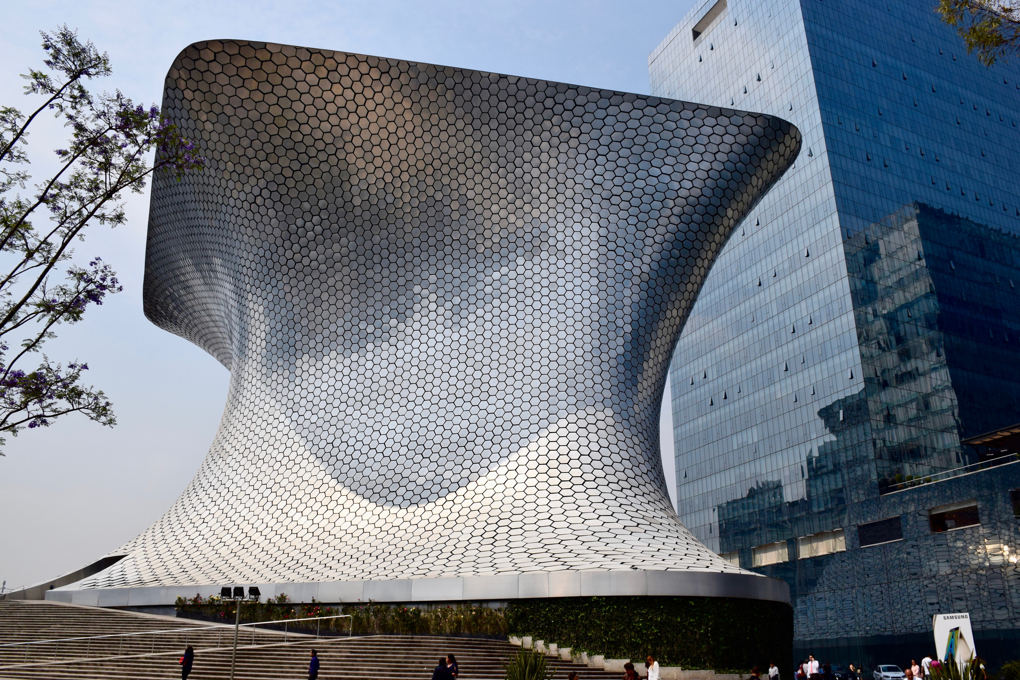 https://mdw-travel-data-us-east-1.s3.amazonaws.com/img/country/Mexico/Museo-Soumaya/img_01.jpg