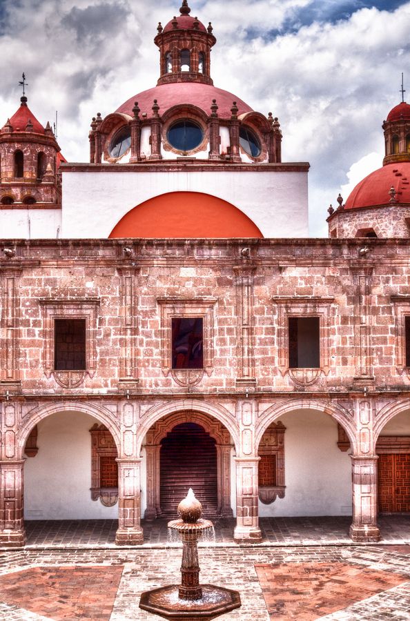 https://mdw-travel-data-us-east-1.s3.amazonaws.com/img/country/Mexico/Palacio-Clavijero/img_00.jpg