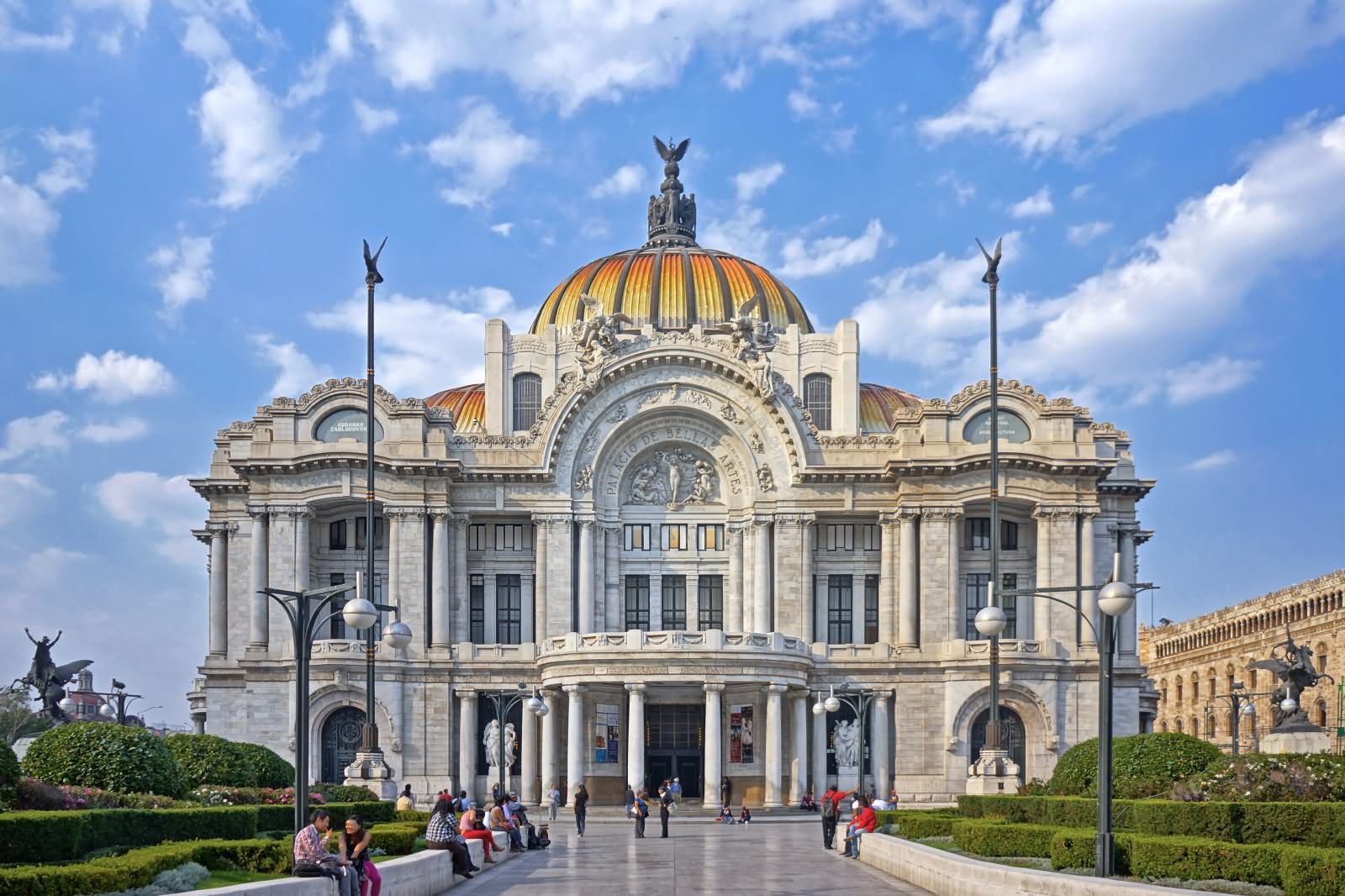 https://mdw-travel-data-us-east-1.s3.amazonaws.com/img/country/Mexico/Palacio-de-Bellas-Artes/img_01.jpg