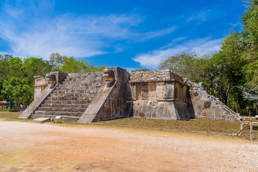 https://mdw-travel-data-us-east-1.s3.amazonaws.com/img/country/Mexico/Platform-of-the-Eagles-and-the-Jaguars/img_00.jpg