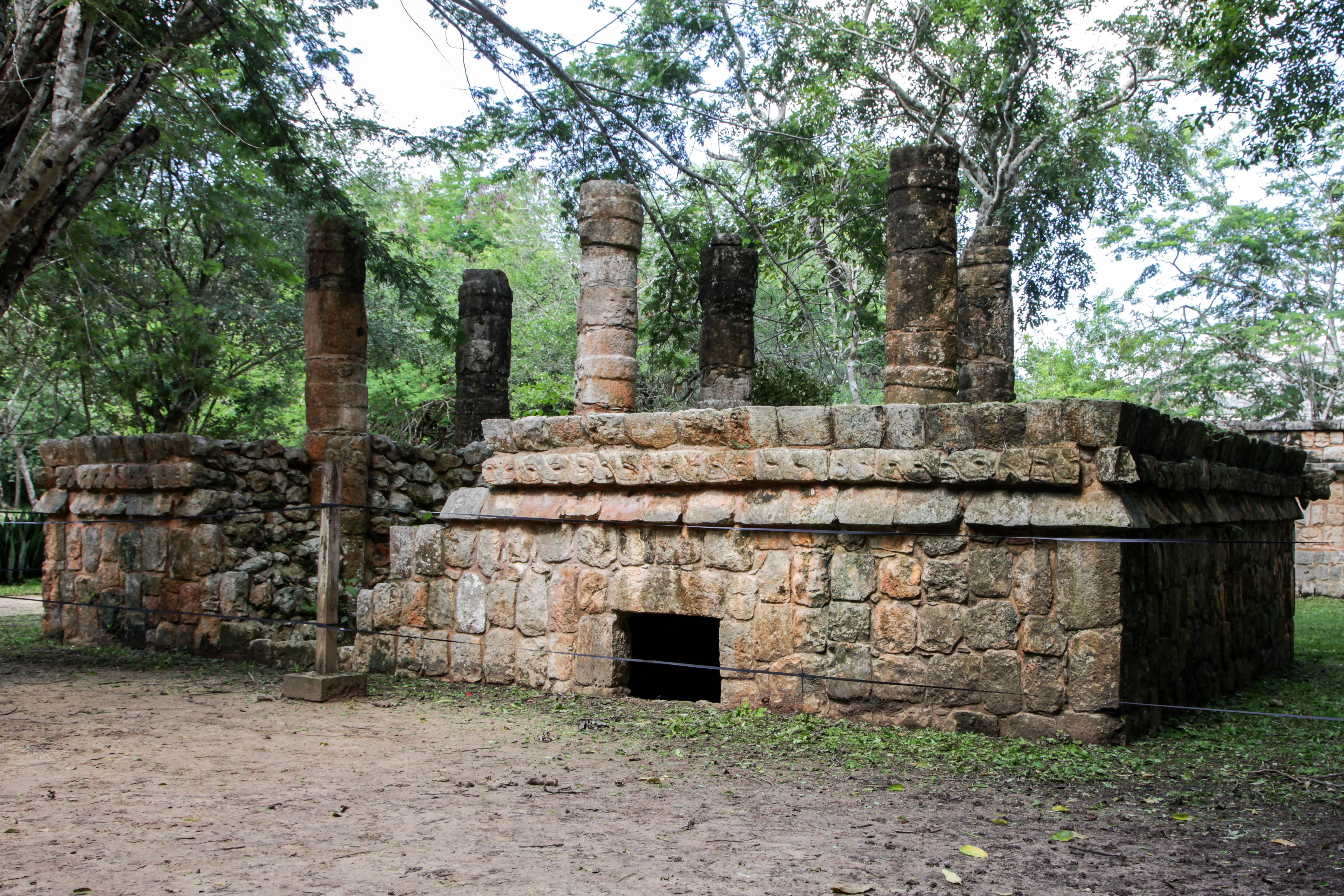 https://mdw-travel-data-us-east-1.s3.amazonaws.com/img/country/Mexico/Platform-of-the-Tombs/img_03.jpg