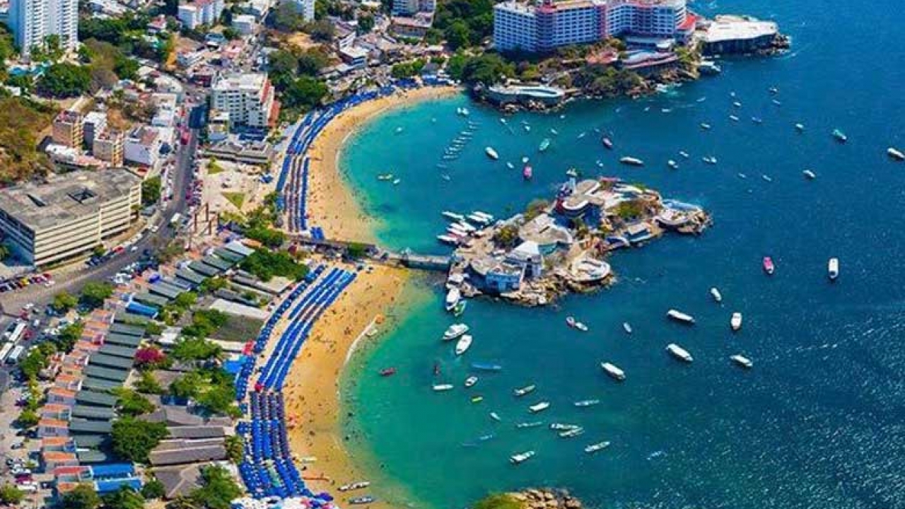 https://mdw-travel-data-us-east-1.s3.amazonaws.com/img/country/Mexico/Playa-Caleta-y-Caletilla/img_01.jpg
