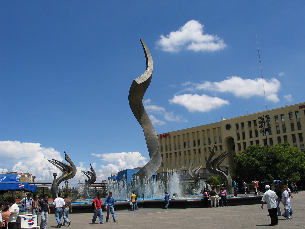 https://mdw-travel-data-us-east-1.s3.amazonaws.com/img/country/Mexico/Plaza-Tapatia/img_02.jpg
