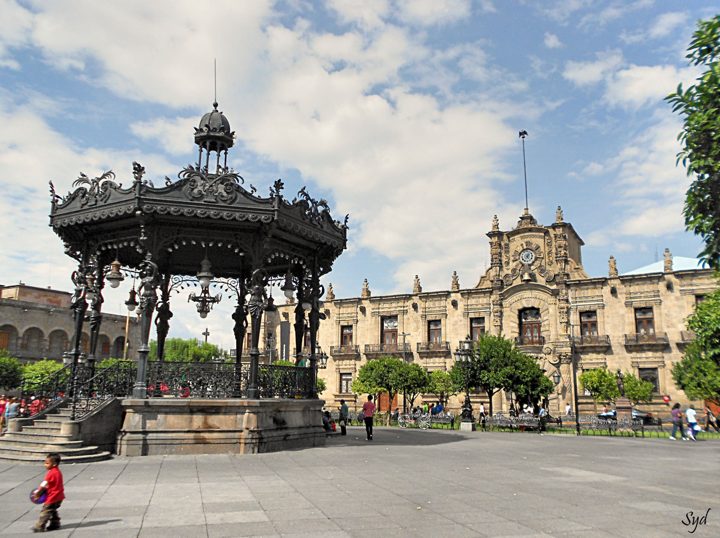 https://mdw-travel-data-us-east-1.s3.amazonaws.com/img/country/Mexico/Plaza-de-Armas/img_02.jpg