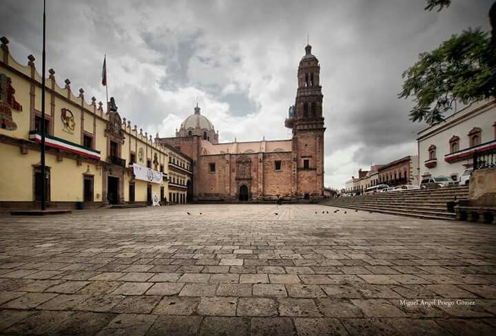 https://mdw-travel-data-us-east-1.s3.amazonaws.com/img/country/Mexico/Plaza-de-Armas/img_03.jpg