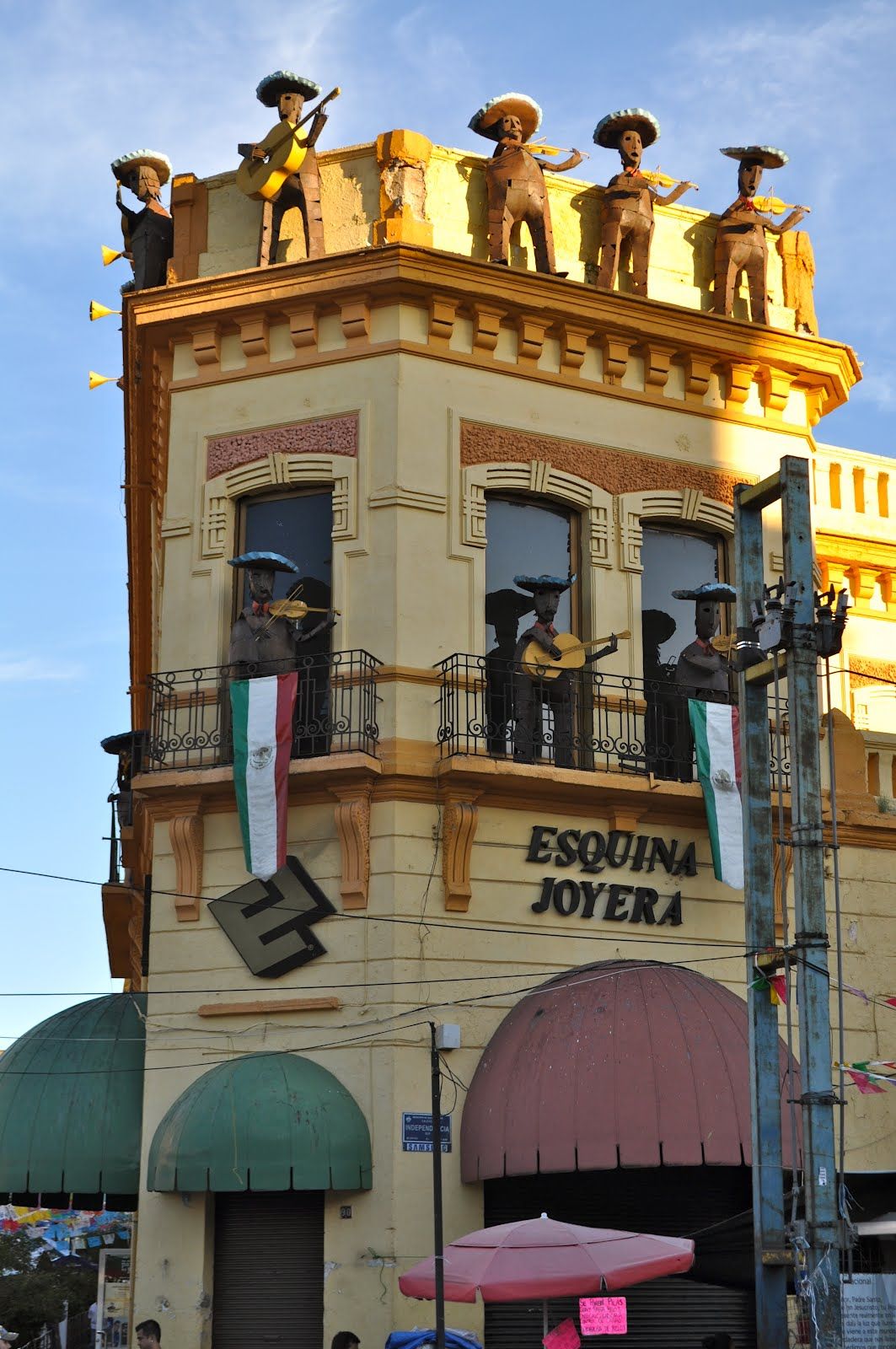 https://mdw-travel-data-us-east-1.s3.amazonaws.com/img/country/Mexico/Plaza-de-los-Mariachis/img_01.jpg