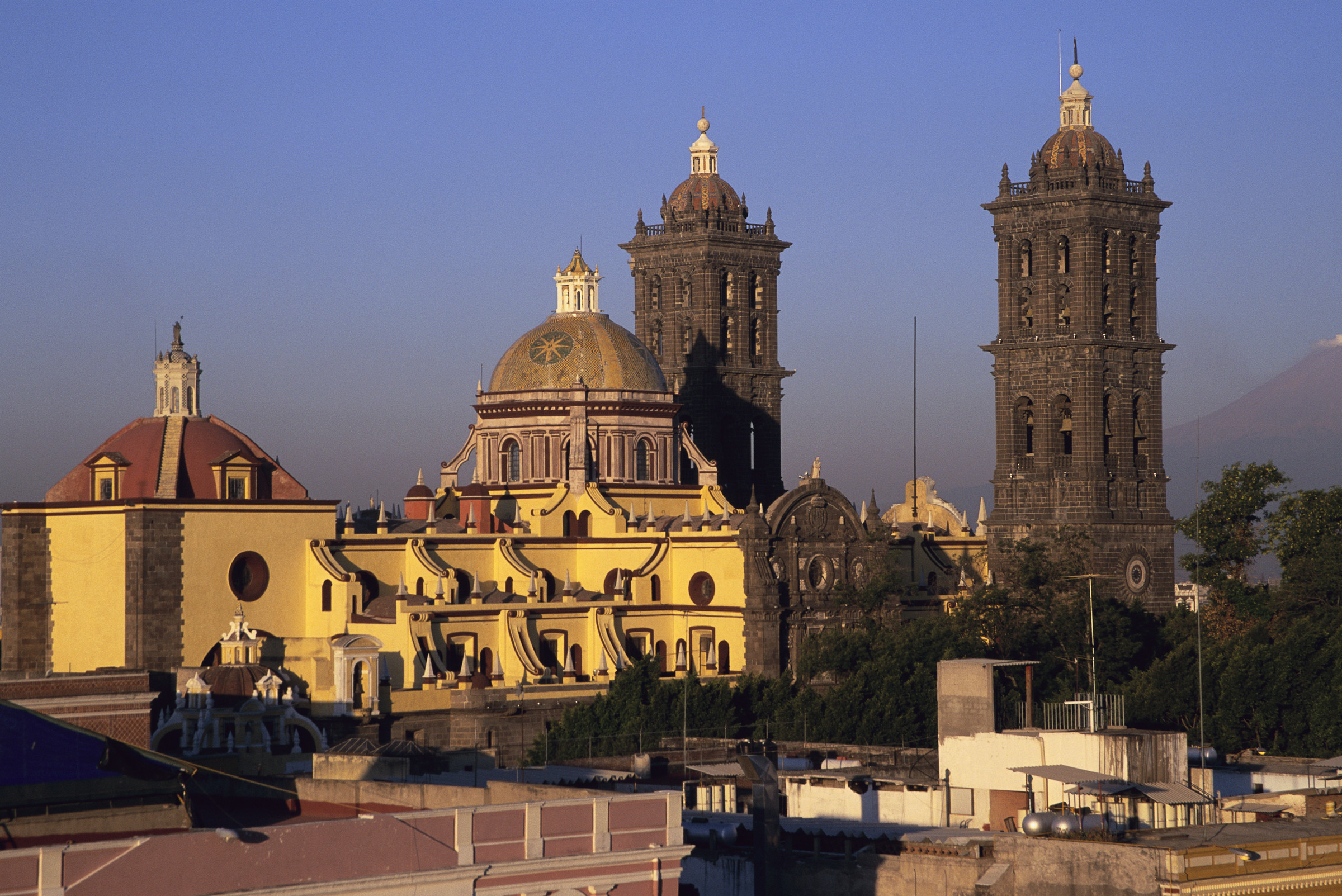 https://mdw-travel-data-us-east-1.s3.amazonaws.com/img/country/Mexico/Puebla-Cathedral/img_01.jpg