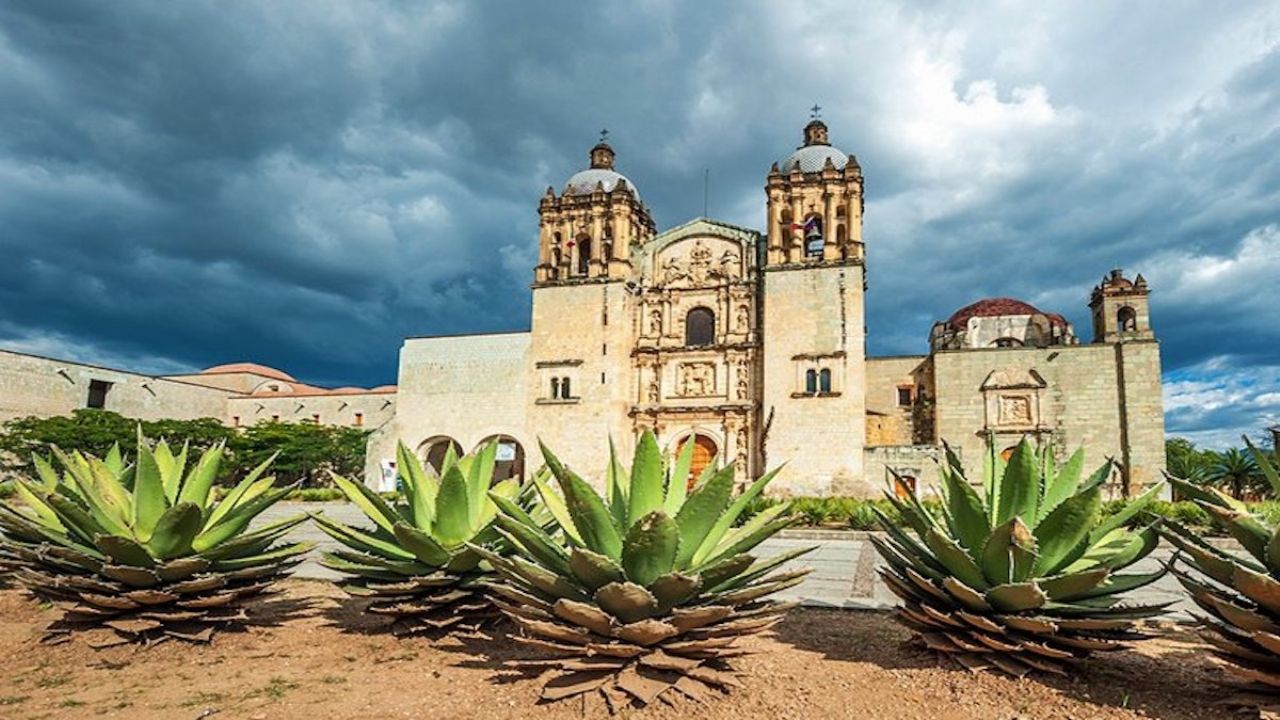 https://mdw-travel-data-us-east-1.s3.amazonaws.com/img/country/Mexico/Regional-Museum-of-Oaxaca-ex-Convent-of-Santo-Domingo/img_00.jpg