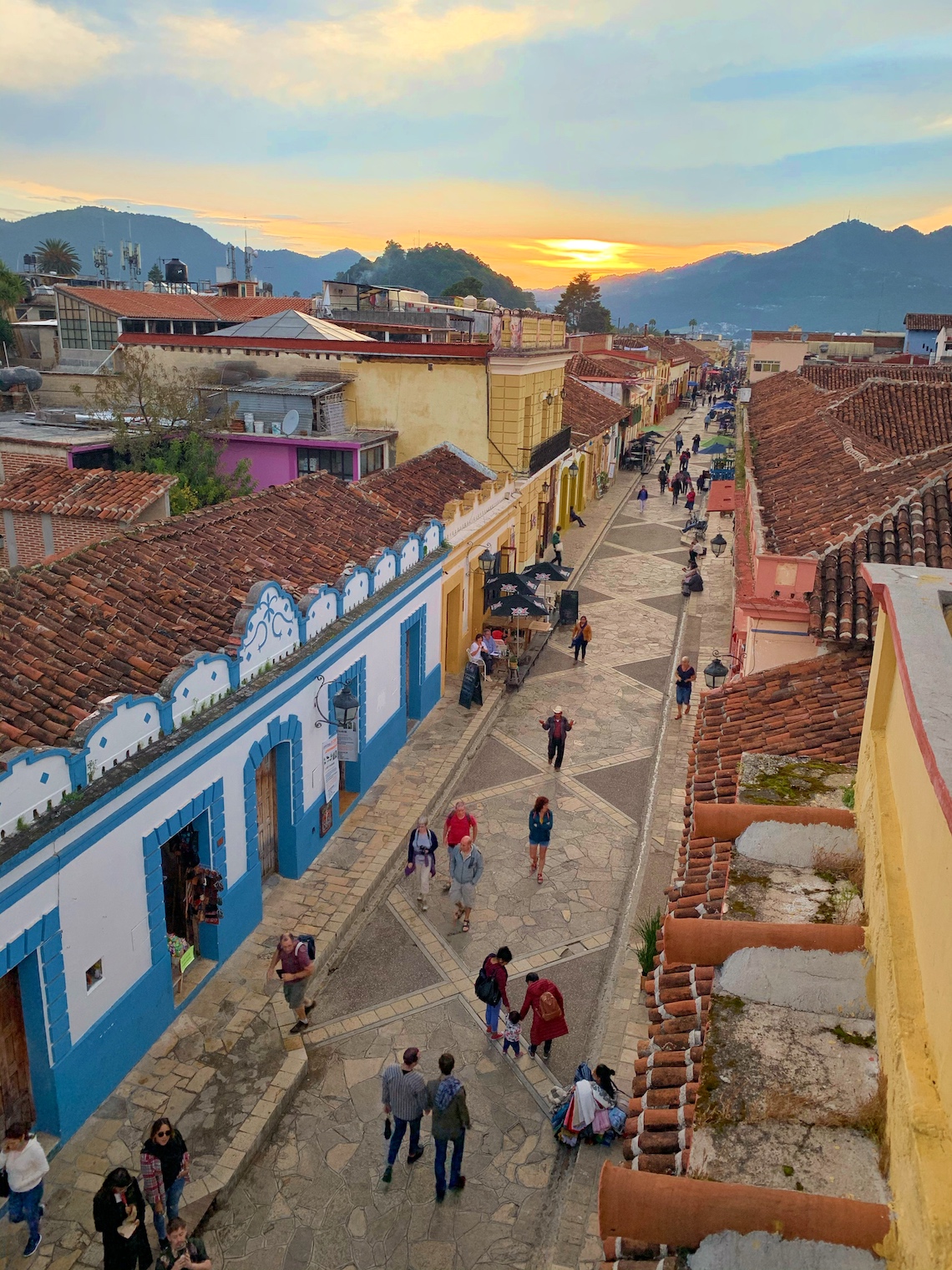 https://mdw-travel-data-us-east-1.s3.amazonaws.com/img/country/Mexico/San-Cristobal-de-las-Casas-Cathedral/img_00.jpg