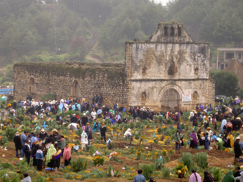 https://mdw-travel-data-us-east-1.s3.amazonaws.com/img/country/Mexico/San-Juan-Chamula-Cemetery/img_03.jpg