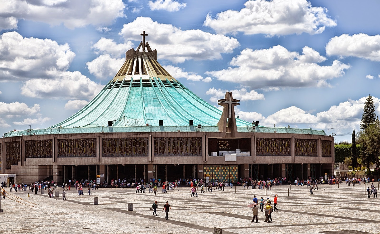 https://mdw-travel-data-us-east-1.s3.amazonaws.com/img/country/Mexico/Santuario-de-Guadalupe/img_01.jpg