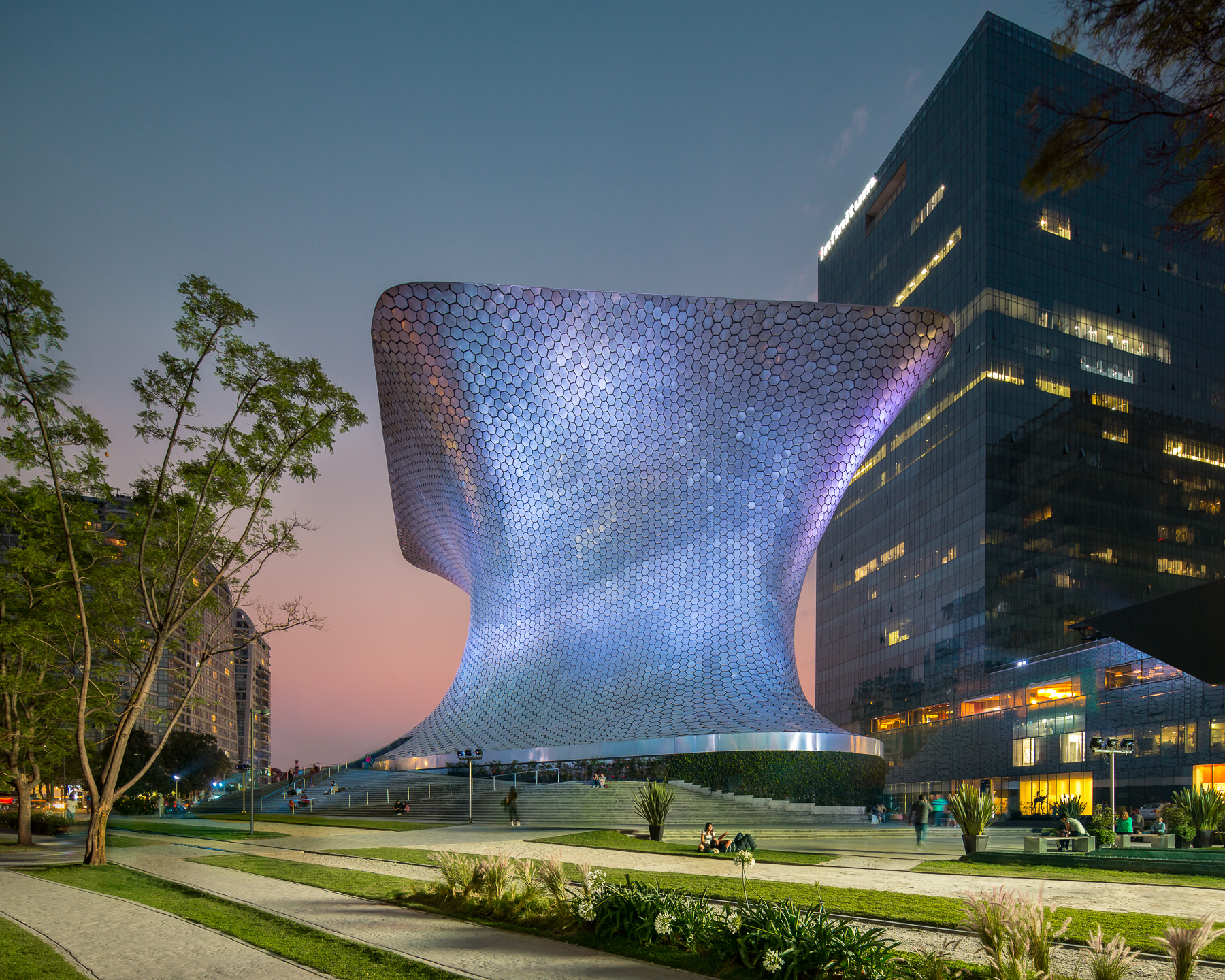 https://mdw-travel-data-us-east-1.s3.amazonaws.com/img/country/Mexico/Soumaya-Museum/img_03.jpg