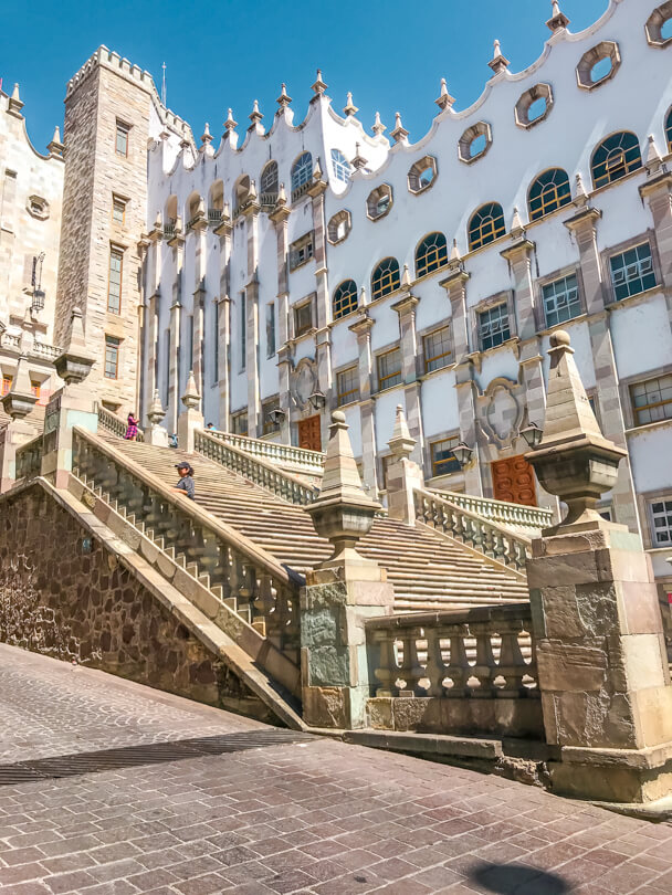 https://mdw-travel-data-us-east-1.s3.amazonaws.com/img/country/Mexico/University-of-Guanajuato/img_02.jpg