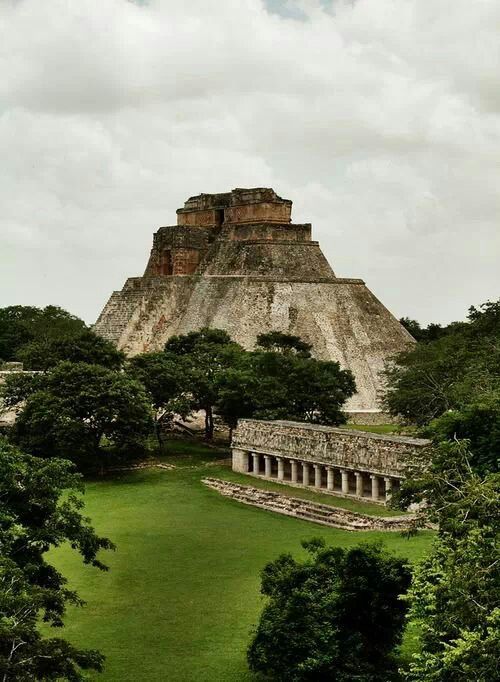 https://mdw-travel-data-us-east-1.s3.amazonaws.com/img/country/Mexico/Uxmal/img_03.jpg