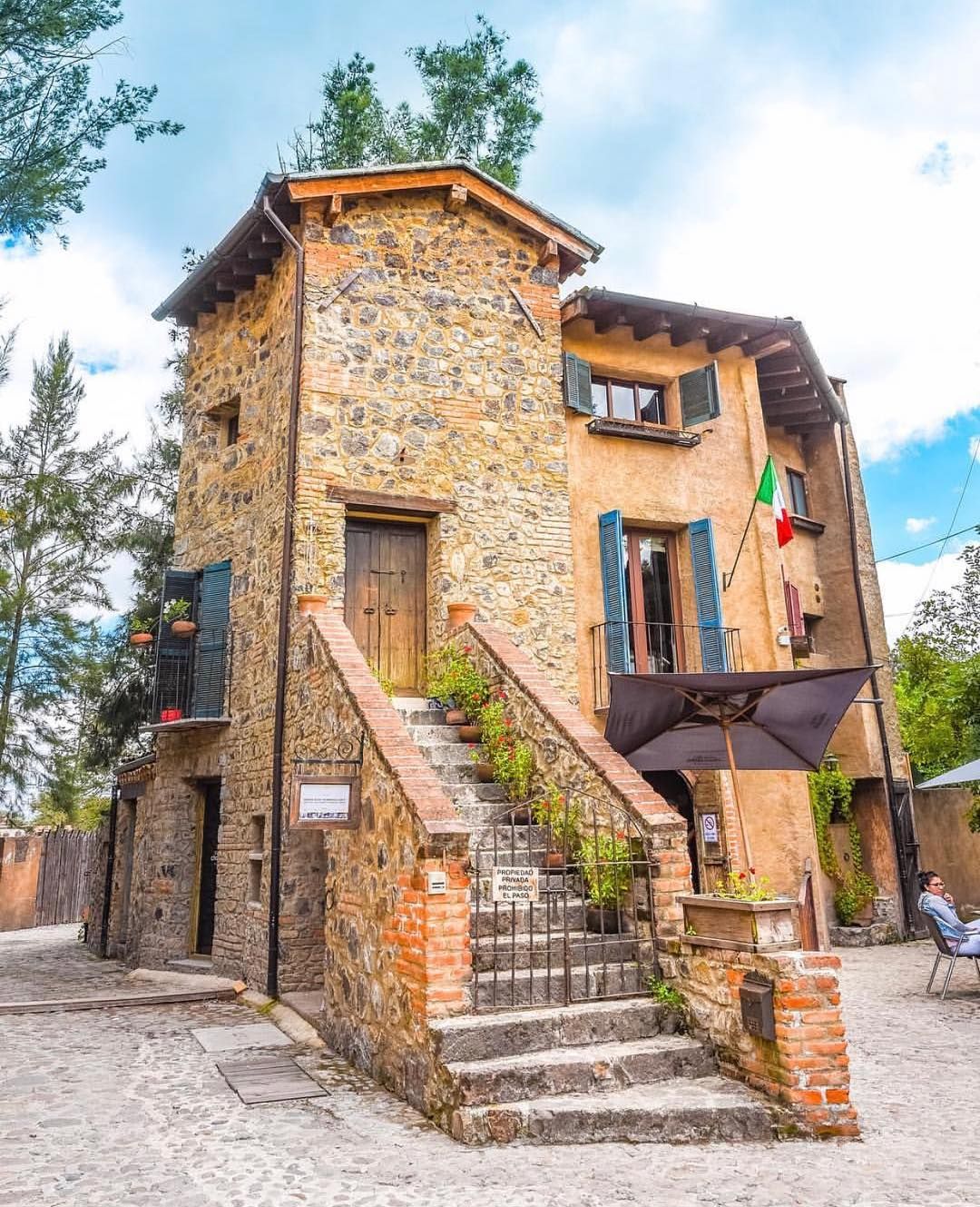 https://mdw-travel-data-us-east-1.s3.amazonaws.com/img/country/Mexico/ValQuirico/img_01.jpg
