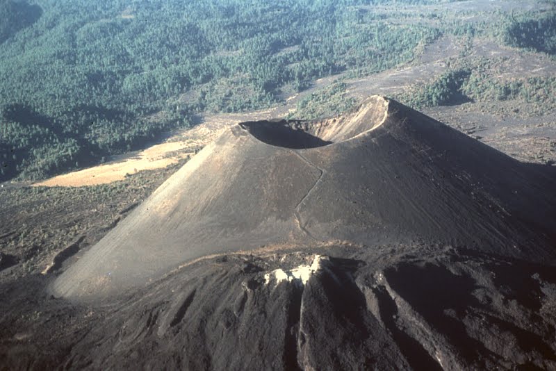 https://mdw-travel-data-us-east-1.s3.amazonaws.com/img/country/Mexico/Volcan-Paricutin/img_02.jpg