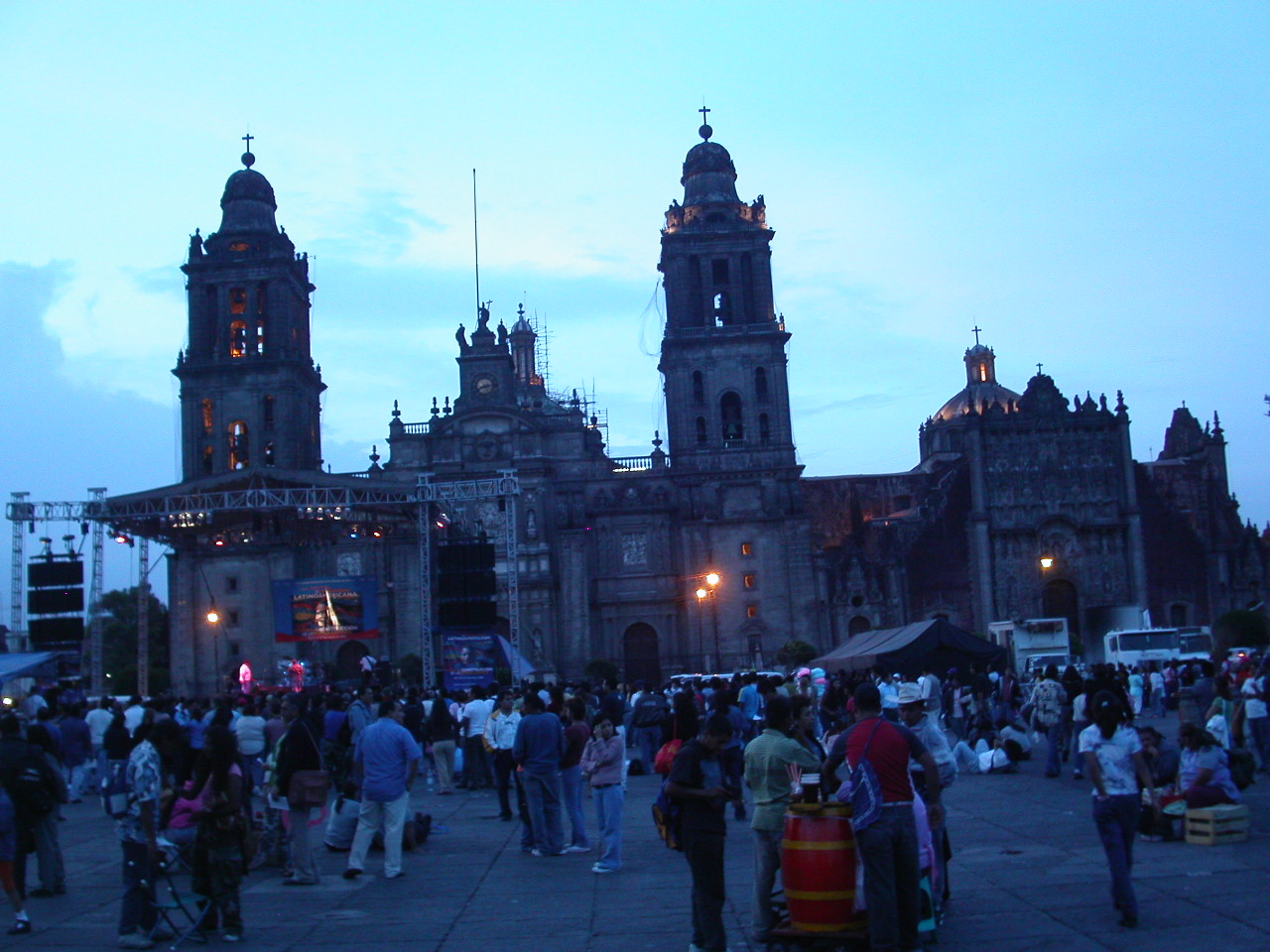 https://mdw-travel-data-us-east-1.s3.amazonaws.com/img/country/Mexico/Zocalo/img_03.jpg