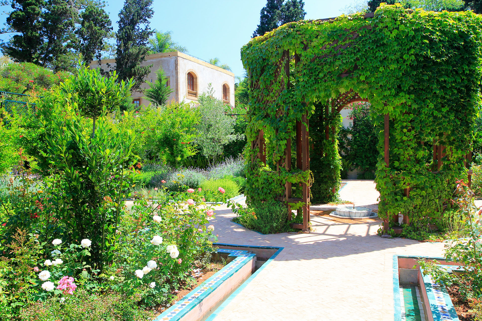 https://mdw-travel-data-us-east-1.s3.amazonaws.com/img/country/Morocco/Andalusian-Gardens/img_03.jpg