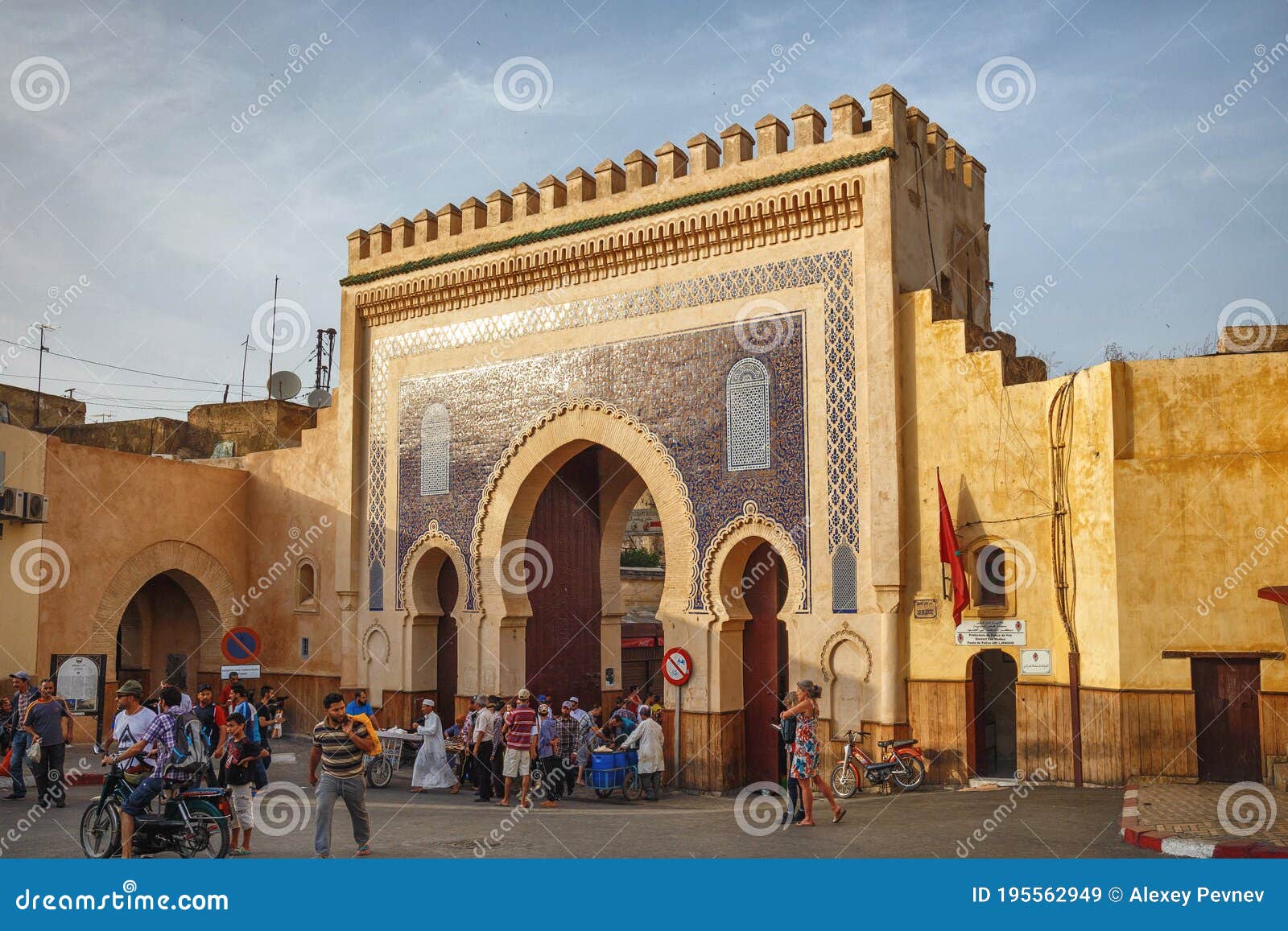 https://mdw-travel-data-us-east-1.s3.amazonaws.com/img/country/Morocco/Bab-Bou-Jeloud-Gate/img_03.jpg