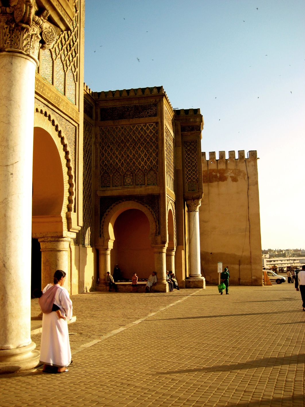 https://mdw-travel-data-us-east-1.s3.amazonaws.com/img/country/Morocco/Bab-Mansour-Gate/img_01.jpg