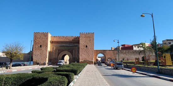 https://mdw-travel-data-us-east-1.s3.amazonaws.com/img/country/Morocco/Bab-el-Khemis-Gate/img_03.jpg