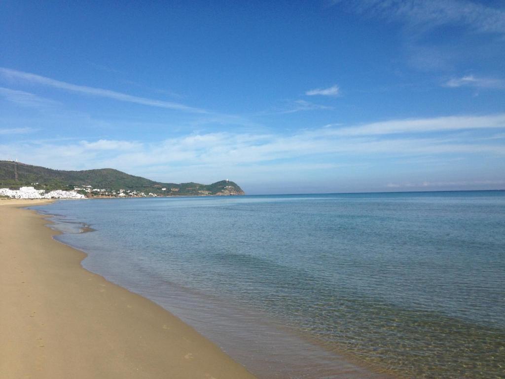 https://mdw-travel-data-us-east-1.s3.amazonaws.com/img/country/Morocco/Cabo-Negro-Beach/img_04.jpg