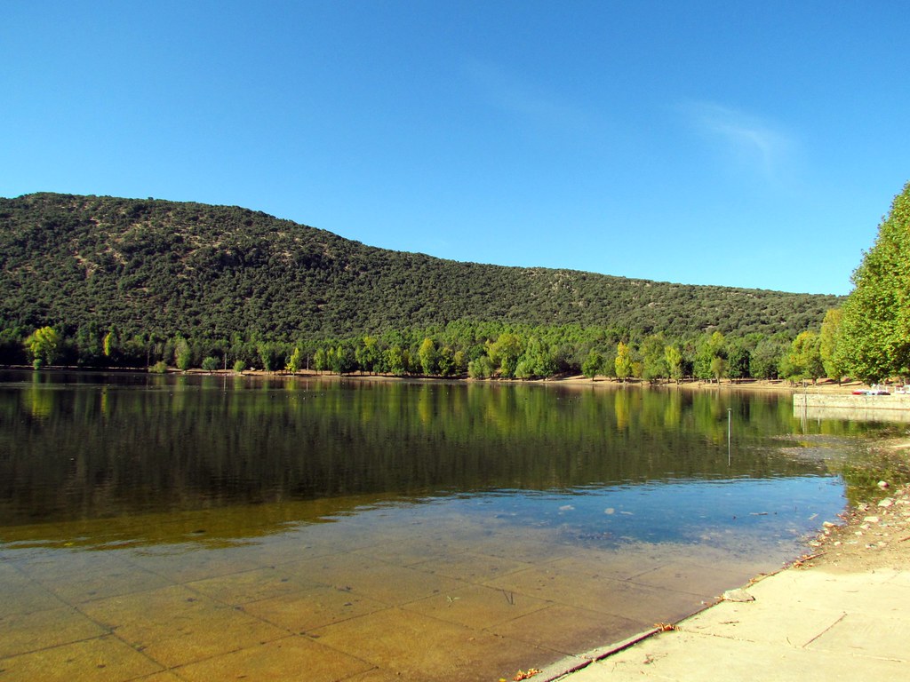 https://mdw-travel-data-us-east-1.s3.amazonaws.com/img/country/Morocco/Dayet-Aoua-Lake/img_01.jpg