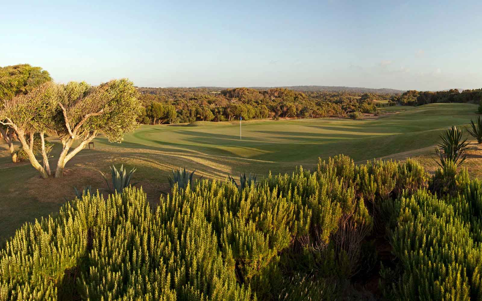 https://mdw-travel-data-us-east-1.s3.amazonaws.com/img/country/Morocco/Essaouira-Golf-Mogador/img_03.jpg