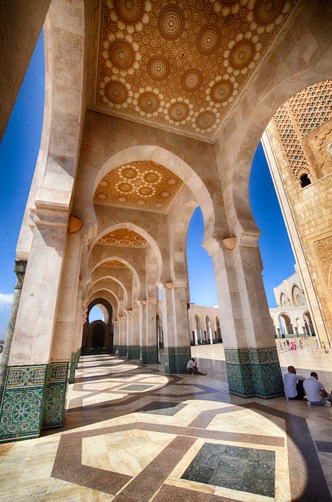 https://mdw-travel-data-us-east-1.s3.amazonaws.com/img/country/Morocco/Hassan-II-Mosque/img_03.jpg