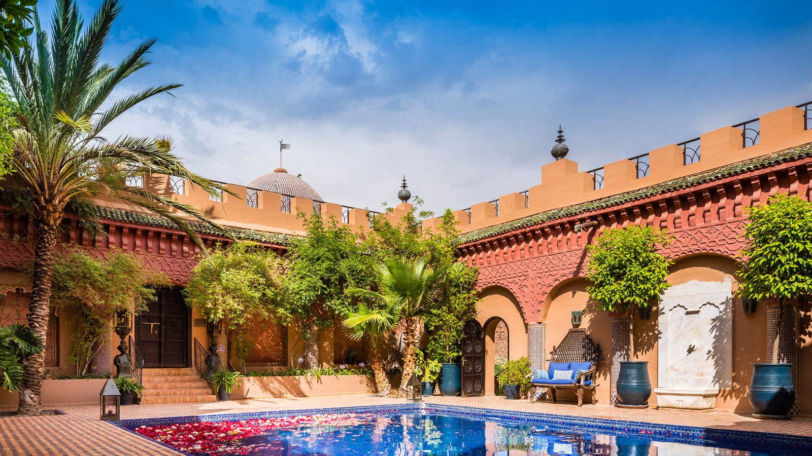https://mdw-travel-data-us-east-1.s3.amazonaws.com/img/country/Morocco/Kasbah-Tamadot/img_00.jpg