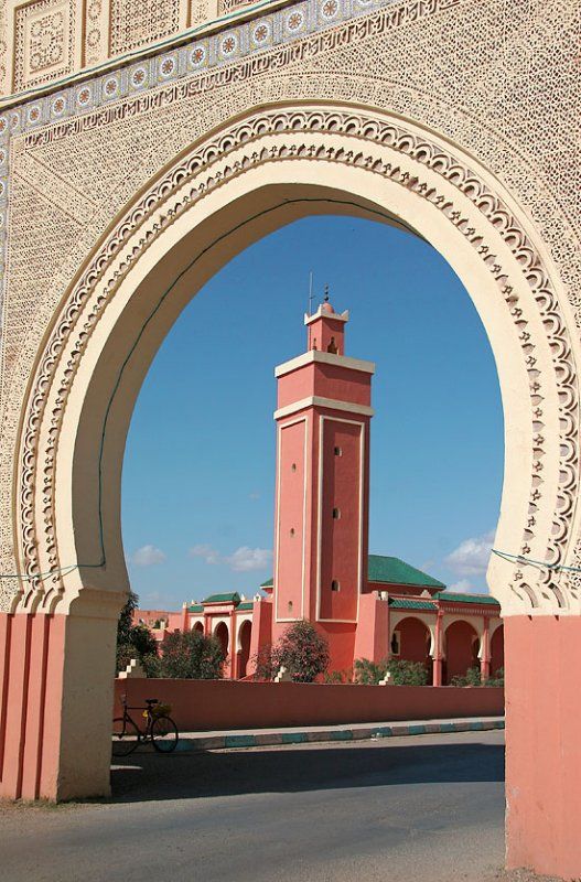 https://mdw-travel-data-us-east-1.s3.amazonaws.com/img/country/Morocco/Moulay-Ali-Cherif-Mausoleum/img_02.jpg
