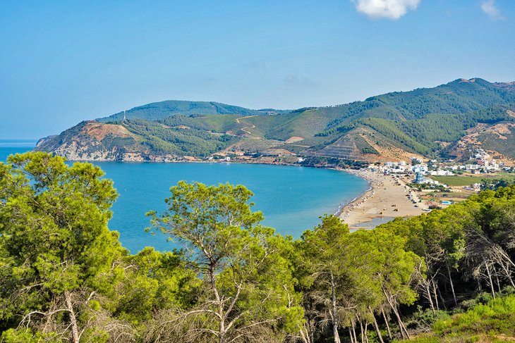 https://mdw-travel-data-us-east-1.s3.amazonaws.com/img/country/Morocco/Oued-Laou-Beach/img_02.jpg
