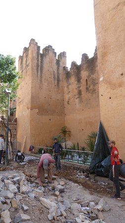 https://mdw-travel-data-us-east-1.s3.amazonaws.com/img/country/Morocco/Outa-el-Hammam-Square/img_03.jpg