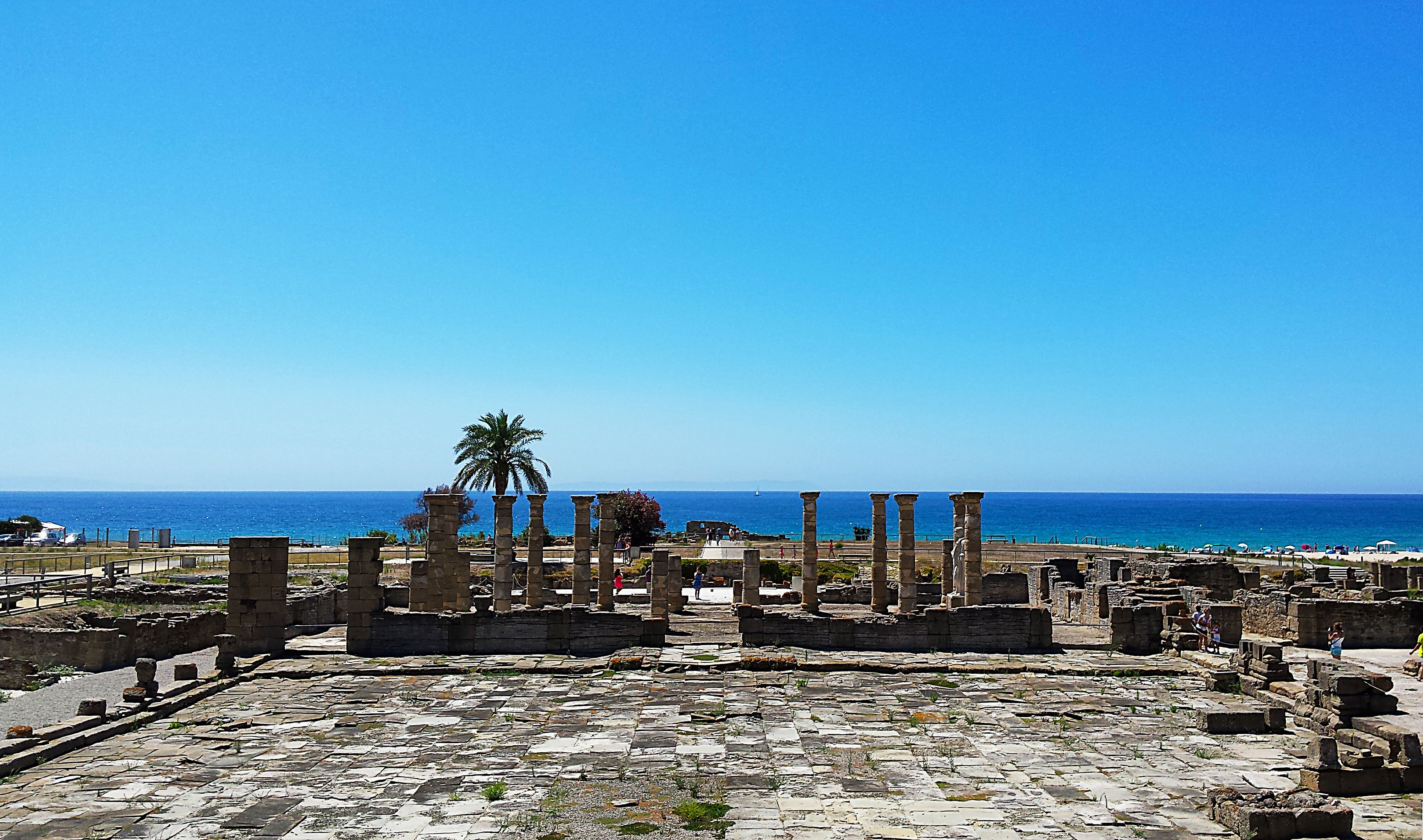 https://mdw-travel-data-us-east-1.s3.amazonaws.com/img/country/Morocco/Playa-de-Bolonia/img_03.jpg